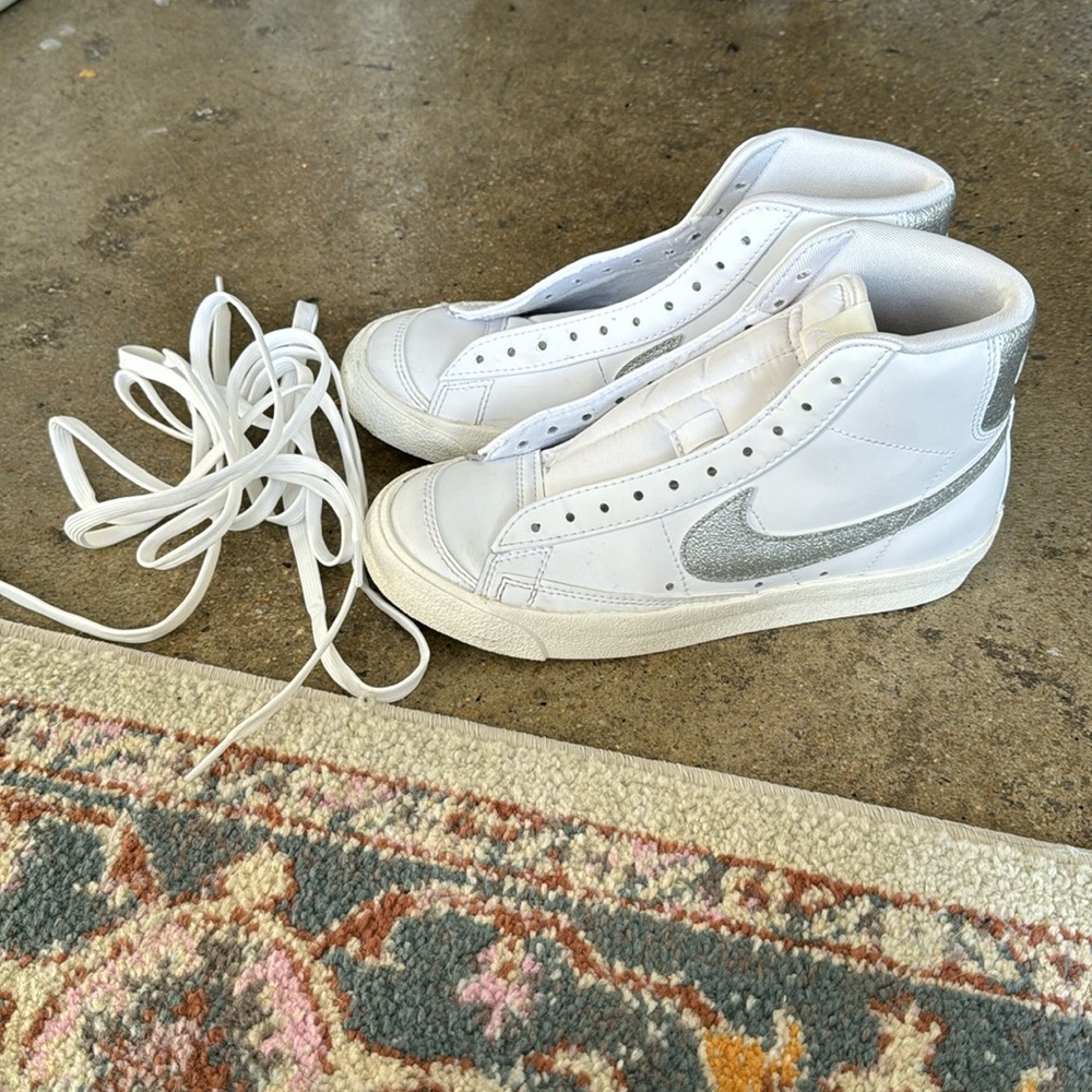Nike Blazers Size 6 White and Silver